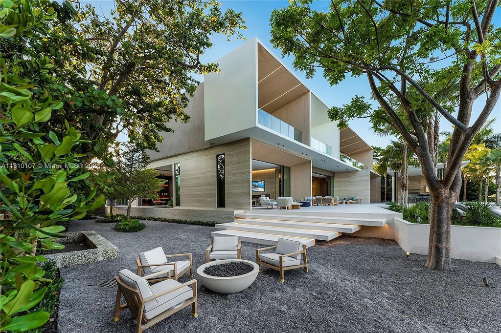 Located at 98 La Gorce Circle, Miami Beach, Florida, the extraordinary Villa Arte by Aquablue Group is situated on the exclusive La Gorce Island. The villa boasts astounding water features and an imposing entrance made of bronze, book-matched travertine, and Japanese white oak. Inside, the interior is unrivaled, featuring finishes in leather, marble, and luxurious wall coverings that have been handcrafted by Italian artisans.