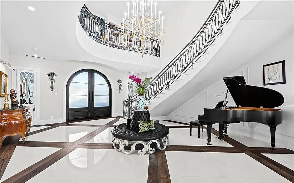 This stunning 5 bedroom / 7.5 bath luxury villa in Fort Lauderdale, FL offers the ultimate in waterfront living. With breathtaking views of the canal, a private dock, and a resort-style pool, this home is perfect for entertaining guests or simply relaxing and enjoying the Florida lifestyle.