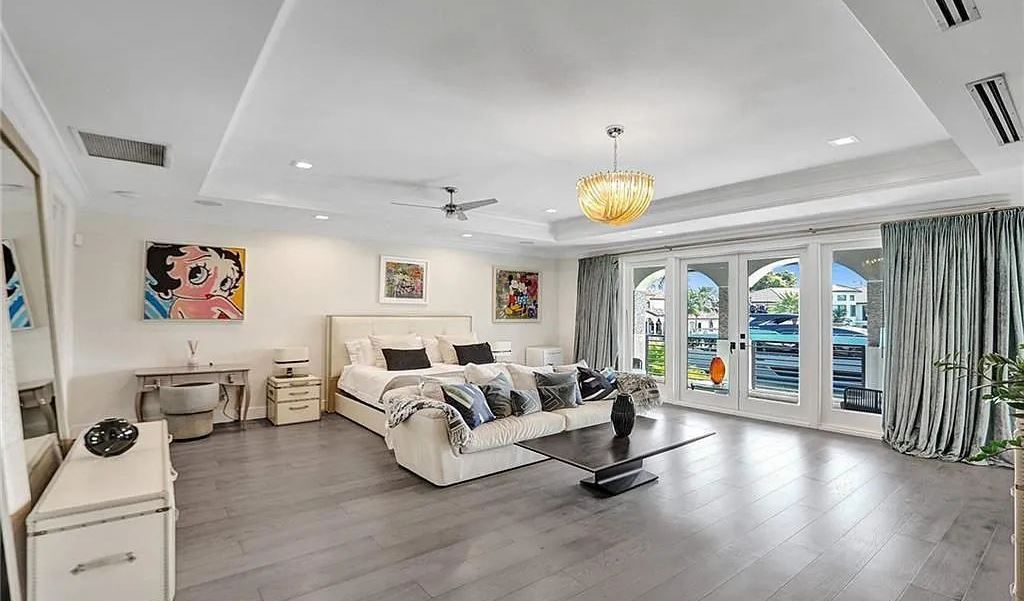 This fully renovated waterfront estate in Harbor Beach, Fort Lauderdale offers the best of both worlds: modern elegance and traditional charm. With over 8,000 square feet of living space, soaring ceilings, and an open floor plan, this home is perfect for entertaining.