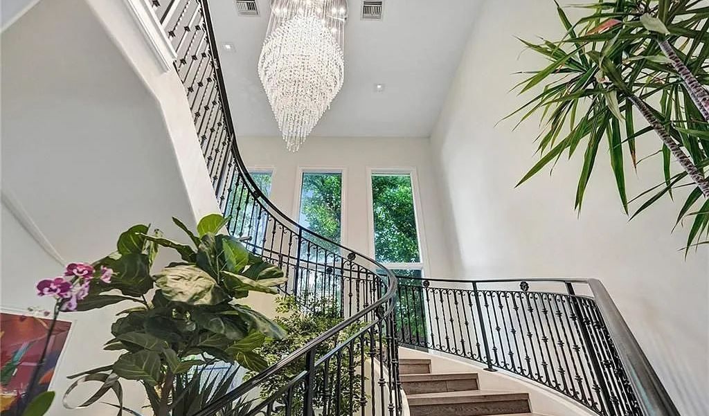 This fully renovated waterfront estate in Harbor Beach, Fort Lauderdale offers the best of both worlds: modern elegance and traditional charm. With over 8,000 square feet of living space, soaring ceilings, and an open floor plan, this home is perfect for entertaining.