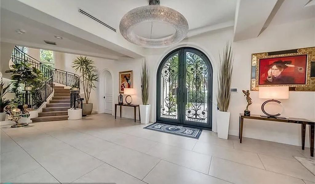 This fully renovated waterfront estate in Harbor Beach, Fort Lauderdale offers the best of both worlds: modern elegance and traditional charm. With over 8,000 square feet of living space, soaring ceilings, and an open floor plan, this home is perfect for entertaining.