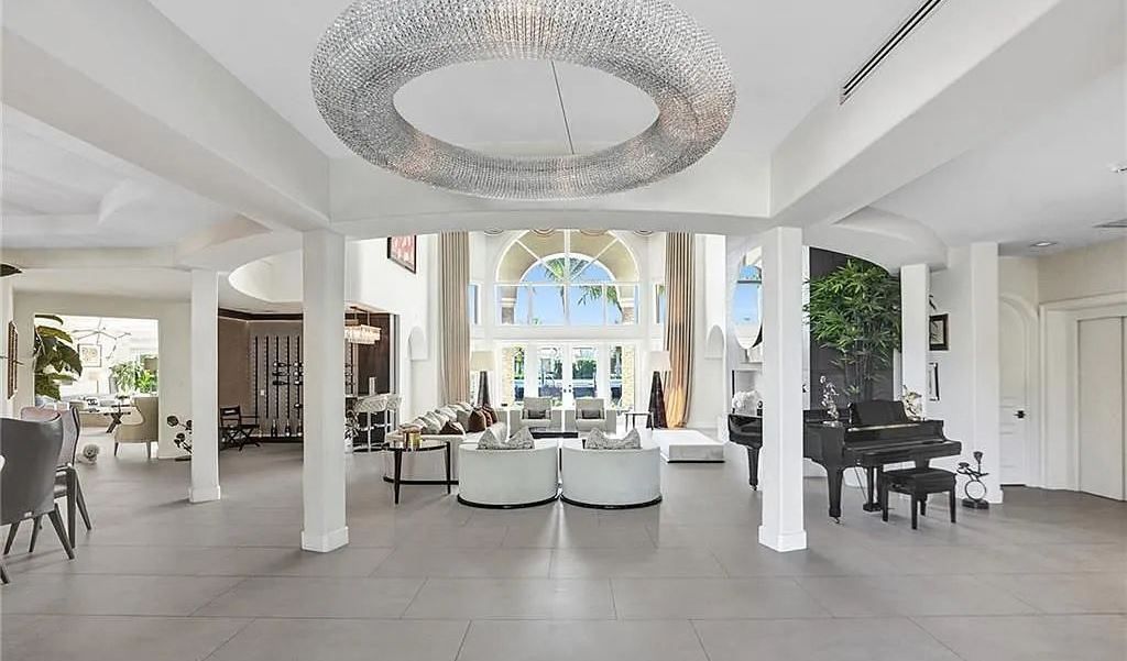 This fully renovated waterfront estate in Harbor Beach, Fort Lauderdale offers the best of both worlds: modern elegance and traditional charm. With over 8,000 square feet of living space, soaring ceilings, and an open floor plan, this home is perfect for entertaining.