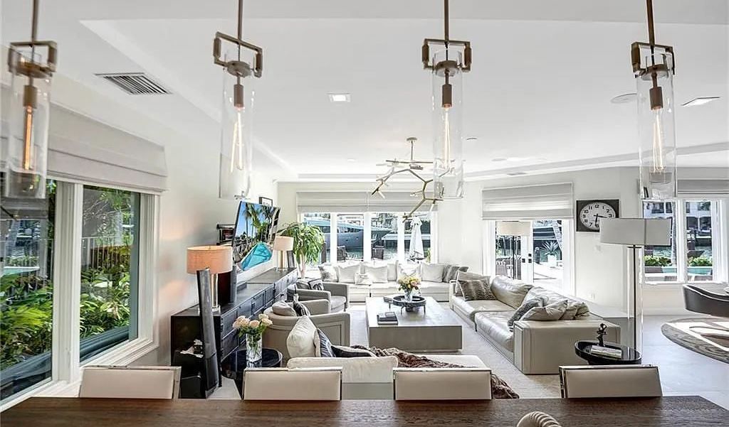 This fully renovated waterfront estate in Harbor Beach, Fort Lauderdale offers the best of both worlds: modern elegance and traditional charm. With over 8,000 square feet of living space, soaring ceilings, and an open floor plan, this home is perfect for entertaining.