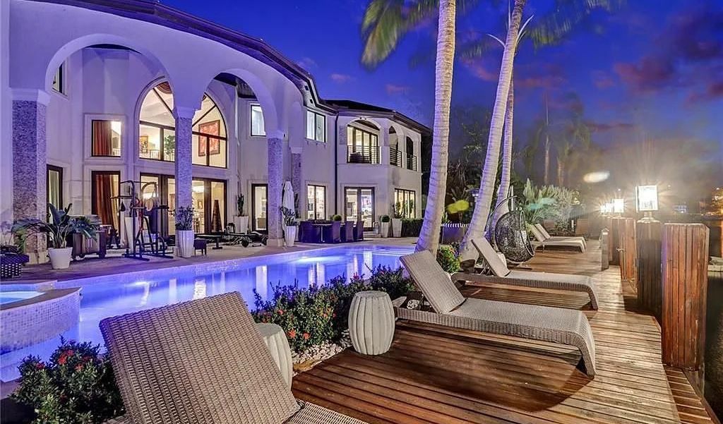 This fully renovated waterfront estate in Harbor Beach, Fort Lauderdale offers the best of both worlds: modern elegance and traditional charm. With over 8,000 square feet of living space, soaring ceilings, and an open floor plan, this home is perfect for entertaining.