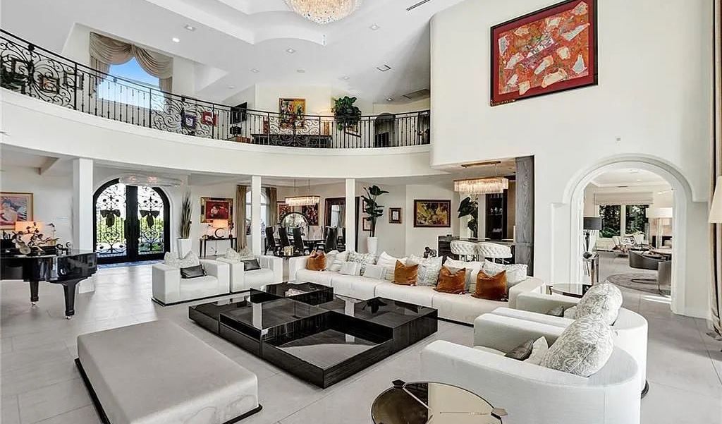 This fully renovated waterfront estate in Harbor Beach, Fort Lauderdale offers the best of both worlds: modern elegance and traditional charm. With over 8,000 square feet of living space, soaring ceilings, and an open floor plan, this home is perfect for entertaining.