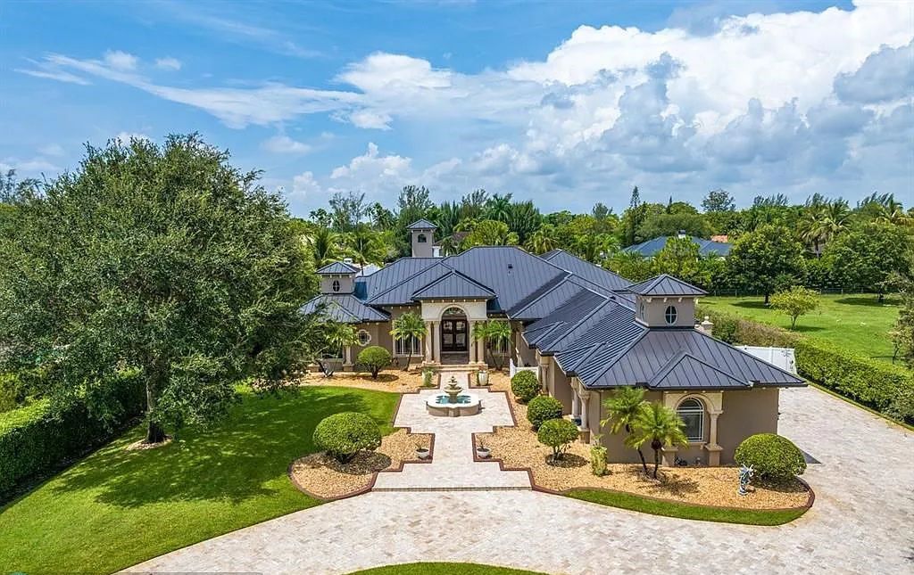 Gold Standard in Luxury & Privacy! Exceptional finishes, the finest craftsmanship, meticulous millwork & soaring vaulted groin coffered ceilings perfectly blend to create a sophisticated & special estate. Walls of impact glass welcome in soft natural light, views of the glorious pool & beautiful outdoor spaces throughout.