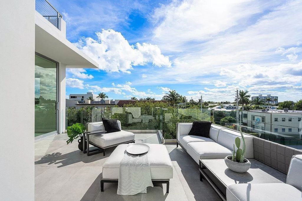 Experience Delray Beach's pinnacle of luxury living at CIELO. This architectural masterpiece boasts breathtaking ocean views, a custom glass elevator, and a rooftop oasis, all steps from the vibrant Atlantic Avenue.