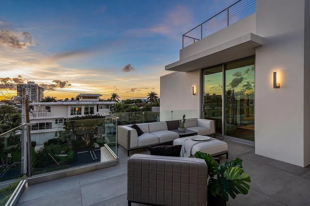 Experience Delray Beach's pinnacle of luxury living at CIELO. This architectural masterpiece boasts breathtaking ocean views, a custom glass elevator, and a rooftop oasis, all steps from the vibrant Atlantic Avenue.