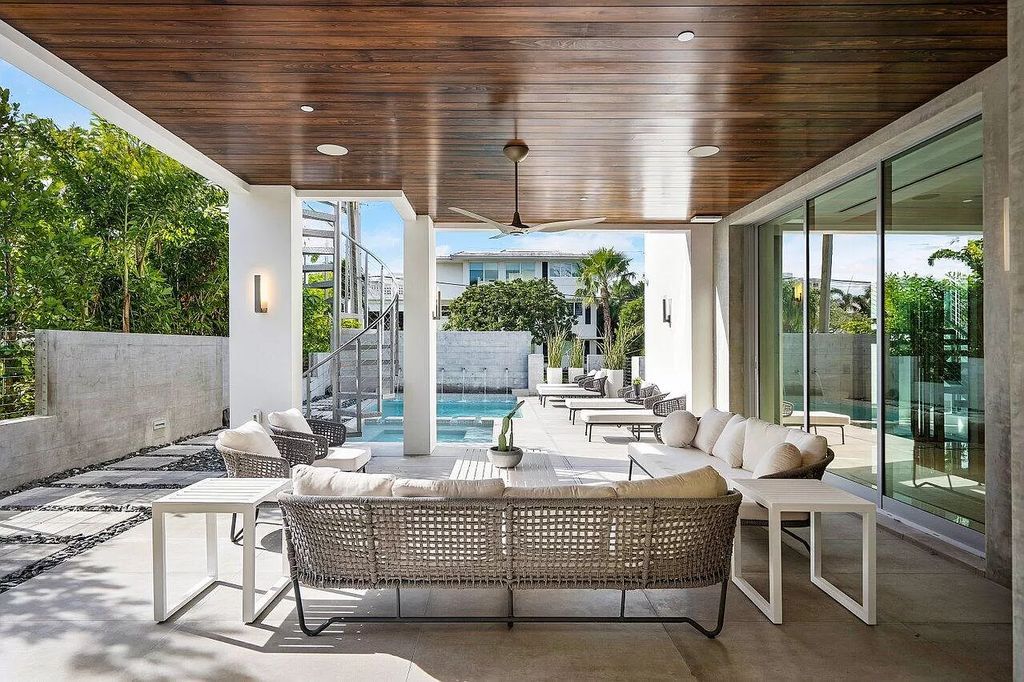 Experience Delray Beach's pinnacle of luxury living at CIELO. This architectural masterpiece boasts breathtaking ocean views, a custom glass elevator, and a rooftop oasis, all steps from the vibrant Atlantic Avenue.