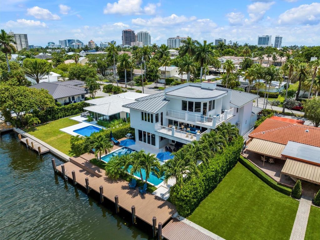 Immerse yourself in waterfront living in this stunning 4BR/4.5BA Las Olas residence. Chef's kitchen, seamless indoor/outdoor flow, pool and spa, steps to Las Olas, beach and more! Experience ultimate Fort Lauderdale luxury.