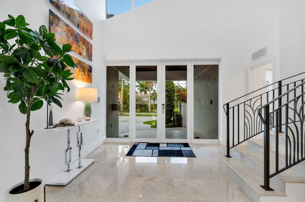 Immerse yourself in waterfront living in this stunning 4BR/4.5BA Las Olas residence. Chef's kitchen, seamless indoor/outdoor flow, pool and spa, steps to Las Olas, beach and more! Experience ultimate Fort Lauderdale luxury.