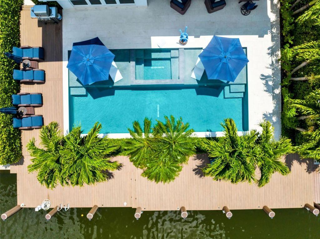 Immerse yourself in waterfront living in this stunning 4BR/4.5BA Las Olas residence. Chef's kitchen, seamless indoor/outdoor flow, pool and spa, steps to Las Olas, beach and more! Experience ultimate Fort Lauderdale luxury.