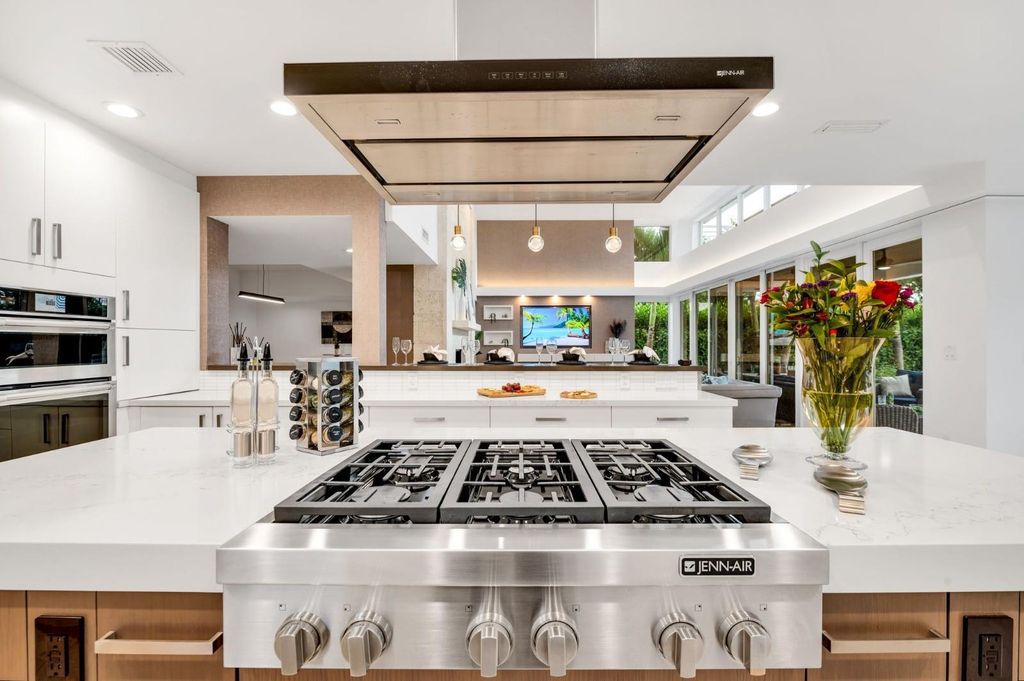 Immerse yourself in waterfront living in this stunning 4BR/4.5BA Las Olas residence. Chef's kitchen, seamless indoor/outdoor flow, pool and spa, steps to Las Olas, beach and more! Experience ultimate Fort Lauderdale luxury.