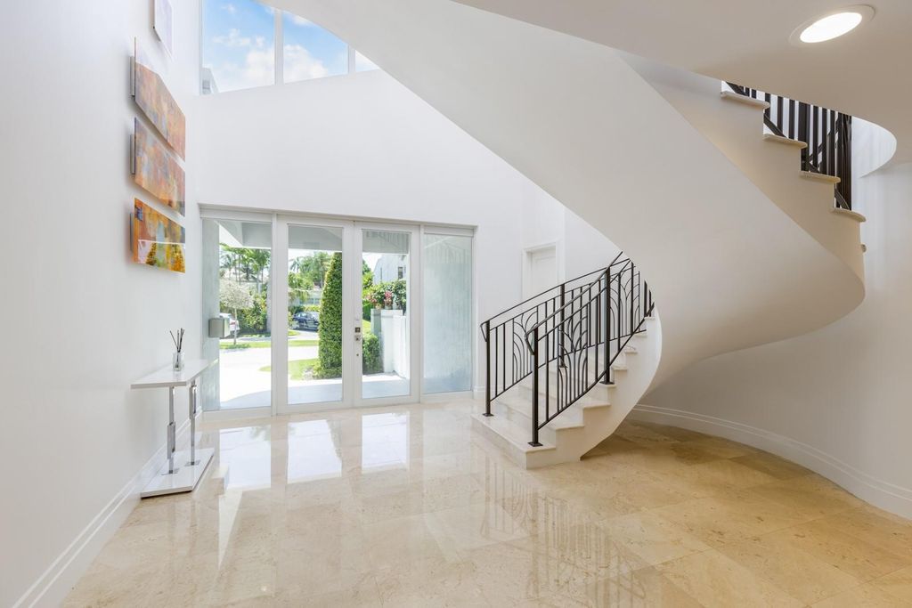 Immerse yourself in waterfront living in this stunning 4BR/4.5BA Las Olas residence. Chef's kitchen, seamless indoor/outdoor flow, pool and spa, steps to Las Olas, beach and more! Experience ultimate Fort Lauderdale luxury.