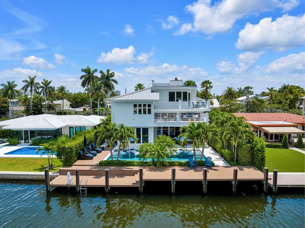 Immerse yourself in waterfront living in this stunning 4BR/4.5BA Las Olas residence. Chef's kitchen, seamless indoor/outdoor flow, pool and spa, steps to Las Olas, beach and more! Experience ultimate Fort Lauderdale luxury.