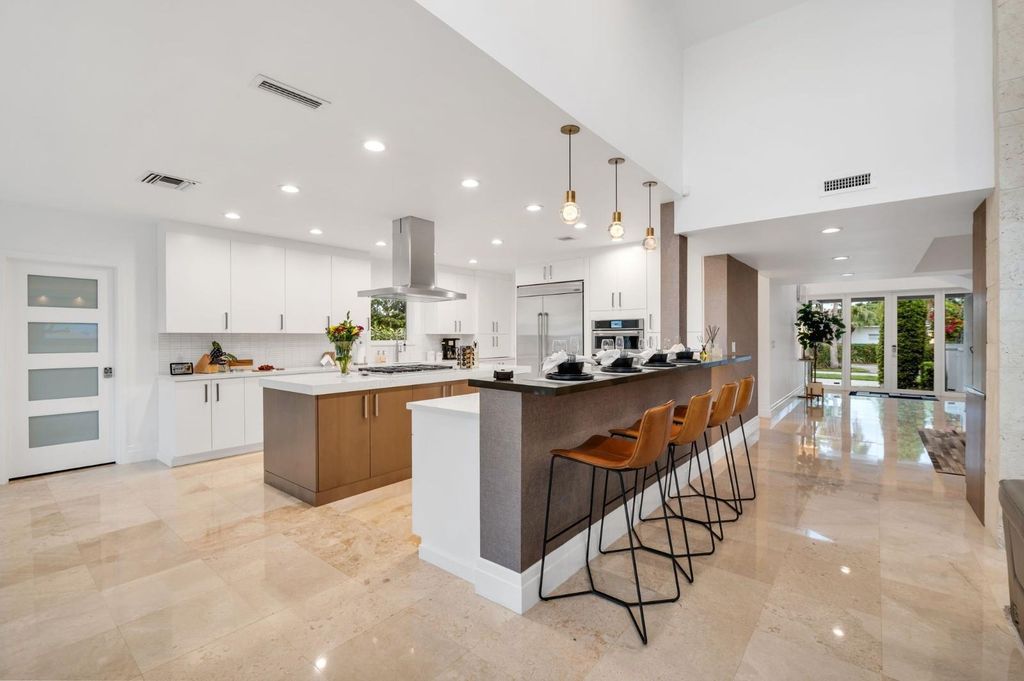 Immerse yourself in waterfront living in this stunning 4BR/4.5BA Las Olas residence. Chef's kitchen, seamless indoor/outdoor flow, pool and spa, steps to Las Olas, beach and more! Experience ultimate Fort Lauderdale luxury.