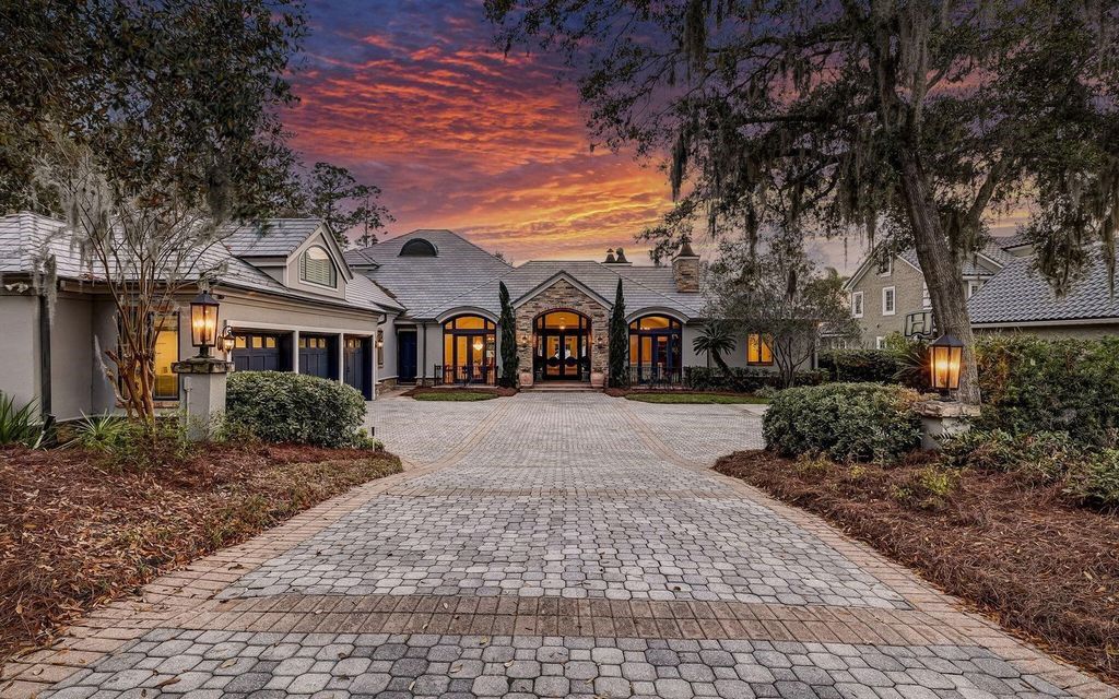 Experience timeless sophistication on the St. Johns River. This 6,857 sq ft estate boasts 5 bedrooms, 7.5 baths, private dock, & endless opportunities.