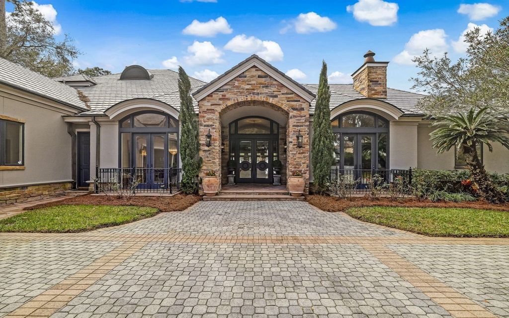 Experience timeless sophistication on the St. Johns River. This 6,857 sq ft estate boasts 5 bedrooms, 7.5 baths, private dock, & endless opportunities.