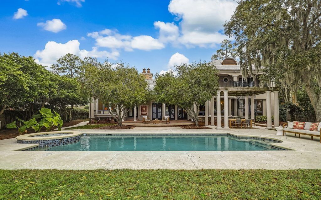 Experience timeless sophistication on the St. Johns River. This 6,857 sq ft estate boasts 5 bedrooms, 7.5 baths, private dock, & endless opportunities.