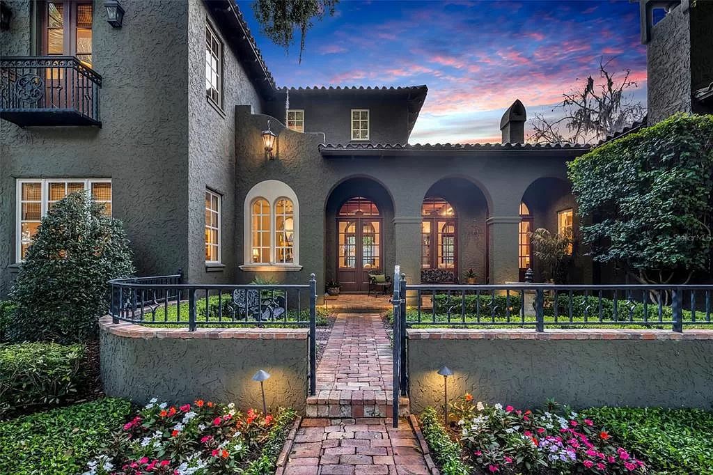 Nestled in coveted Twelve Oaks, this 5,320 square feet Winter Park estate offers 5 beds, 4.5 baths, and an idyllic setting. Masterfully crafted, it boasts timeless charm and modern amenities. Don't miss this rare opportunity!