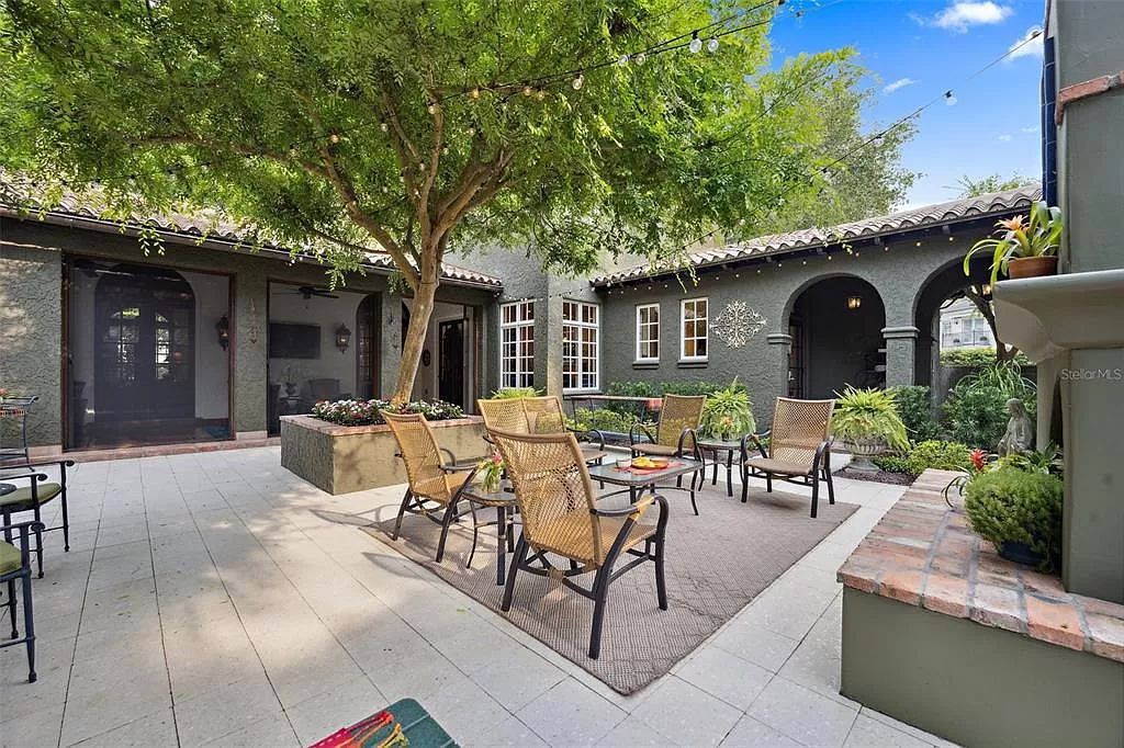 Nestled in coveted Twelve Oaks, this 5,320 square feet Winter Park estate offers 5 beds, 4.5 baths, and an idyllic setting. Masterfully crafted, it boasts timeless charm and modern amenities. Don't miss this rare opportunity!