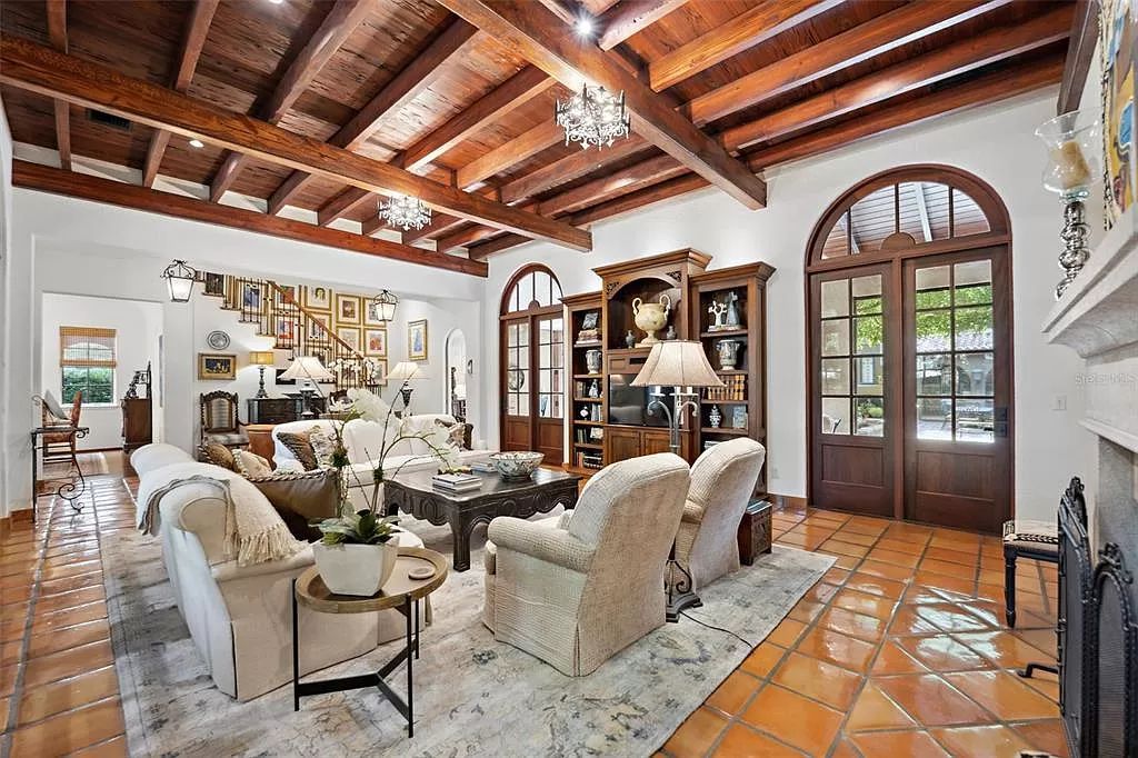 Nestled in coveted Twelve Oaks, this 5,320 square feet Winter Park estate offers 5 beds, 4.5 baths, and an idyllic setting. Masterfully crafted, it boasts timeless charm and modern amenities. Don't miss this rare opportunity!