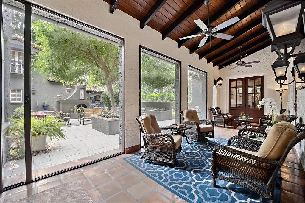 Nestled in coveted Twelve Oaks, this 5,320 square feet Winter Park estate offers 5 beds, 4.5 baths, and an idyllic setting. Masterfully crafted, it boasts timeless charm and modern amenities. Don't miss this rare opportunity!