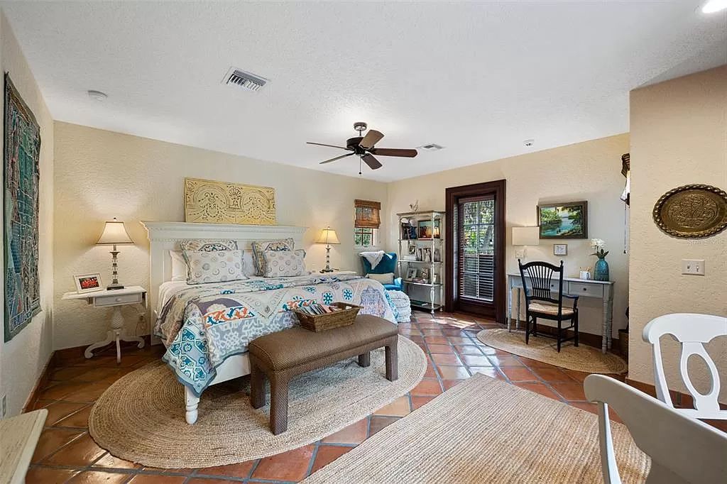 Nestled in coveted Twelve Oaks, this 5,320 square feet Winter Park estate offers 5 beds, 4.5 baths, and an idyllic setting. Masterfully crafted, it boasts timeless charm and modern amenities. Don't miss this rare opportunity!