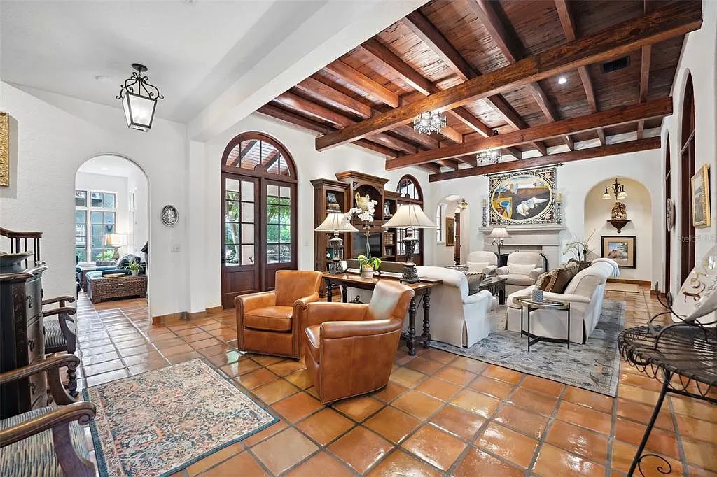 Nestled in coveted Twelve Oaks, this 5,320 square feet Winter Park estate offers 5 beds, 4.5 baths, and an idyllic setting. Masterfully crafted, it boasts timeless charm and modern amenities. Don't miss this rare opportunity!