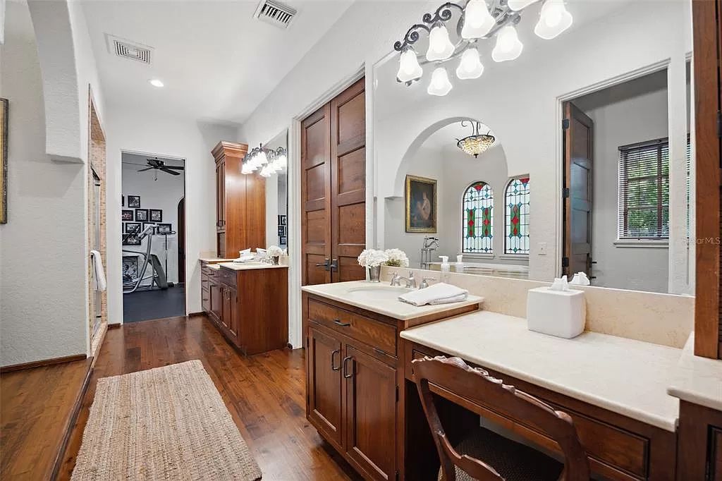 Nestled in coveted Twelve Oaks, this 5,320 square feet Winter Park estate offers 5 beds, 4.5 baths, and an idyllic setting. Masterfully crafted, it boasts timeless charm and modern amenities. Don't miss this rare opportunity!