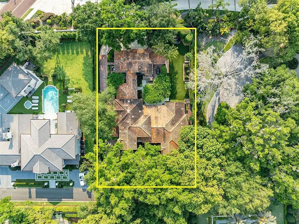 Nestled in coveted Twelve Oaks, this 5,320 square feet Winter Park estate offers 5 beds, 4.5 baths, and an idyllic setting. Masterfully crafted, it boasts timeless charm and modern amenities. Don't miss this rare opportunity!