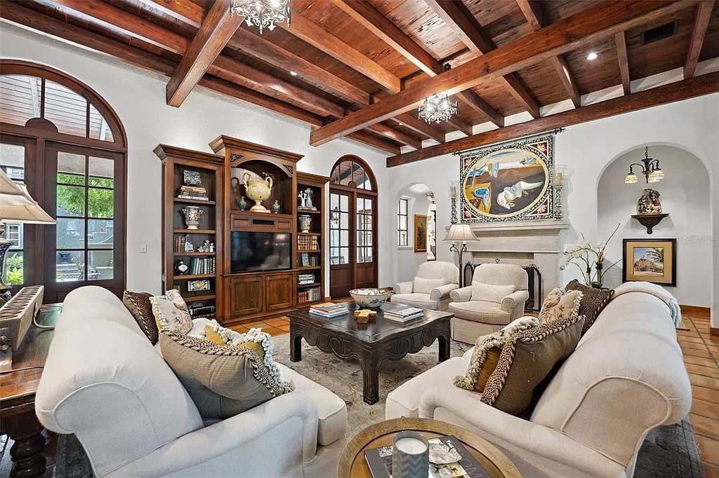 Nestled in coveted Twelve Oaks, this 5,320 square feet Winter Park estate offers 5 beds, 4.5 baths, and an idyllic setting. Masterfully crafted, it boasts timeless charm and modern amenities. Don't miss this rare opportunity!