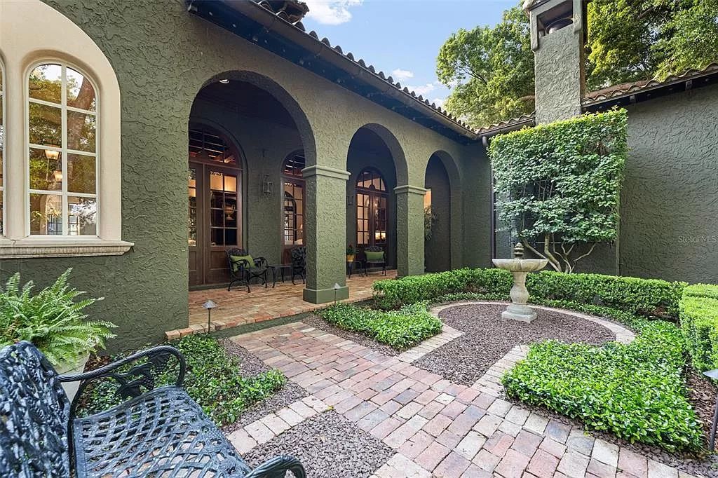 Nestled in coveted Twelve Oaks, this 5,320 square feet Winter Park estate offers 5 beds, 4.5 baths, and an idyllic setting. Masterfully crafted, it boasts timeless charm and modern amenities. Don't miss this rare opportunity!