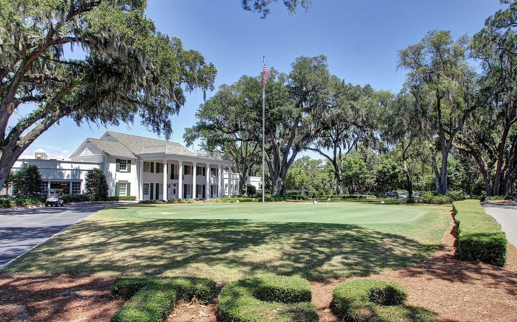 This 5-bedroom estate boasts breathtaking riverfront views, expansive grounds, and a floor plan designed for entertaining. Hardwood floors, fireplaces, and a gourmet kitchen create an unforgettable ambiance.