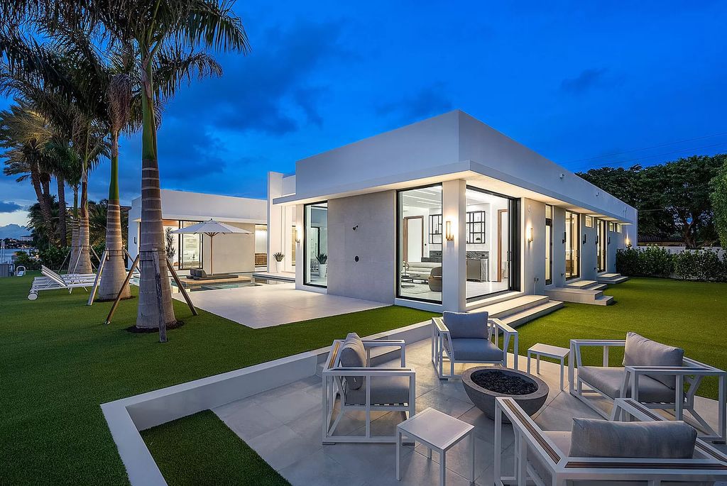 Experience Florida living at its finest in this modern, single-level Intracoastal home. 4 bedrooms, glass-enclosed office, club room, volume ceilings and private gated entrance. Priced to sell! BEST VALUE on the Intracoastal!