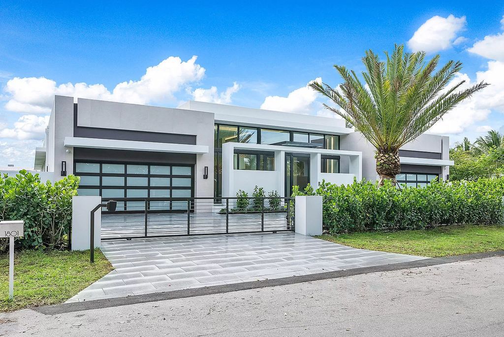 Experience Florida living at its finest in this modern, single-level Intracoastal home. 4 bedrooms, glass-enclosed office, club room, volume ceilings and private gated entrance. Priced to sell! BEST VALUE on the Intracoastal!