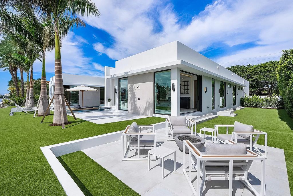 Experience Florida living at its finest in this modern, single-level Intracoastal home. 4 bedrooms, glass-enclosed office, club room, volume ceilings and private gated entrance. Priced to sell! BEST VALUE on the Intracoastal!