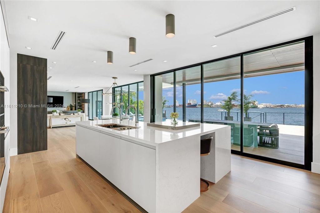 Designer-furnished waterfront estate! Stunning views, pool, spa, walk to Pier 66 and beaches, 10 min to FLL. Floor-to-ceiling windows, 2 primary suites, club room! Don't miss out!