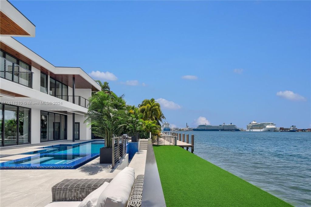 Designer-furnished waterfront estate! Stunning views, pool, spa, walk to Pier 66 and beaches, 10 min to FLL. Floor-to-ceiling windows, 2 primary suites, club room! Don't miss out!