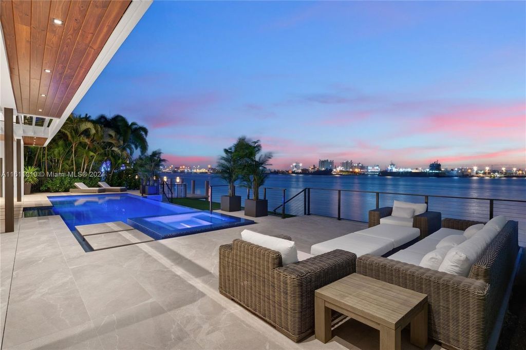 Designer-furnished waterfront estate! Stunning views, pool, spa, walk to Pier 66 and beaches, 10 min to FLL. Floor-to-ceiling windows, 2 primary suites, club room! Don't miss out!