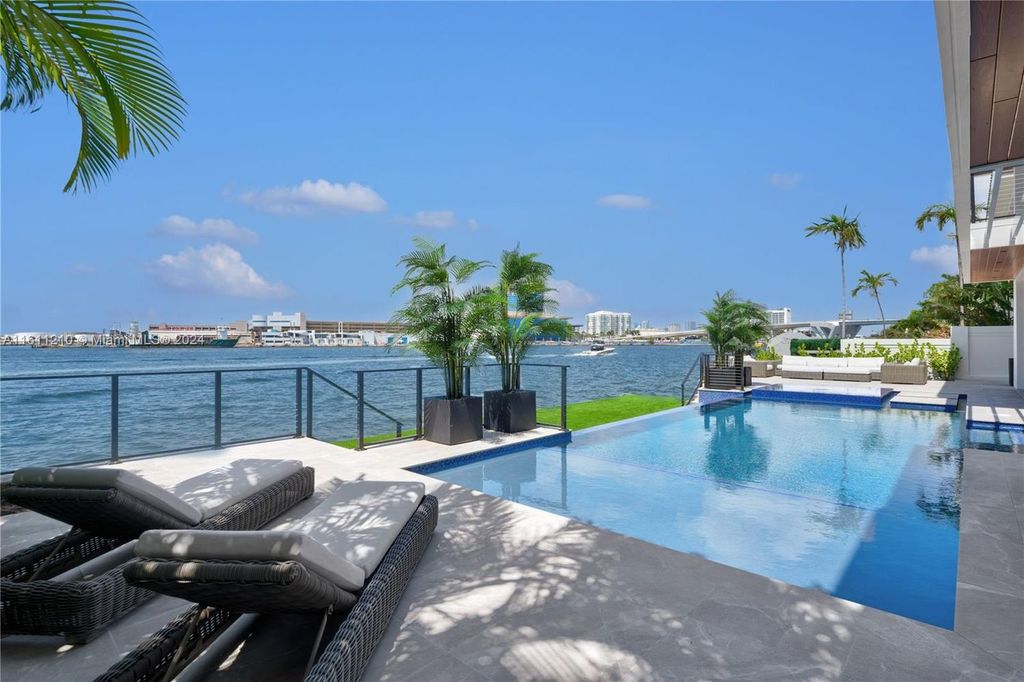 Designer-furnished waterfront estate! Stunning views, pool, spa, walk to Pier 66 and beaches, 10 min to FLL. Floor-to-ceiling windows, 2 primary suites, club room! Don't miss out!